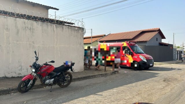 Casal fica ferido após colisão entre carro e moto em cruzamento no bairro Vila Erondina, em Catalão