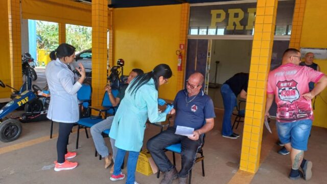 PRF realiza comando de pressão arterial em Catalão para motoristas profissionais
