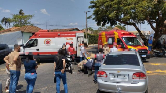 Mulher fica ferida após colisão entre carro e moto em cruzamento de Ipameri