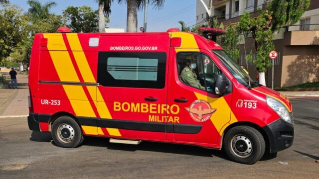Homem fica ferido após acidente entre carro e moto em cruzamento com semáforo em Catalão