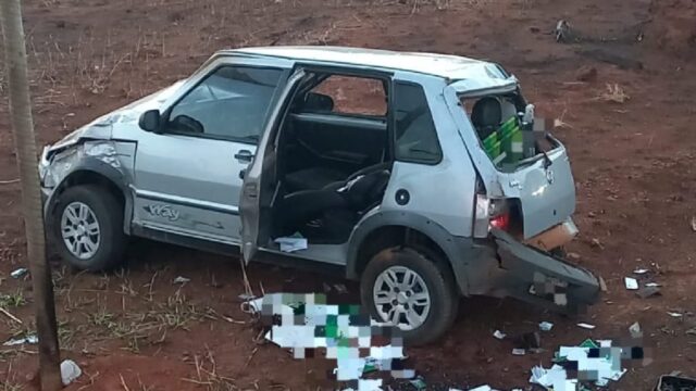 Veículo sai da pista e colide em cerca de arame na GO-330, em Três Ranchos