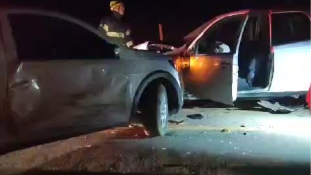 Acidente entre duas picapes deixa dois motoristas feridos na GO-330, em Três Ranchos
