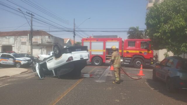 Capotamento de veículo é registrado no centro de Araguari; motorista sai ileso
