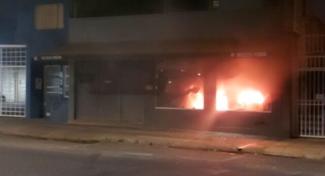 Brechó é alvo de incêndio criminoso no Centro de Uberlândia