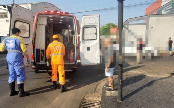 Grave acidente entre motocicleta e carro deixa vítima inconsciente e com fraturas expostas em Uberlândia