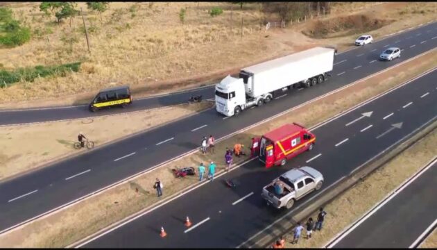 Acidente de motocicleta na BR-497 deixa homem em estado grave e mulher ferida em Uberlândia