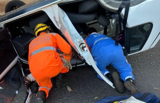 Capotamento na Avenida Paulo Roberto Cunha Santos deixa três feridos em Uberlândia