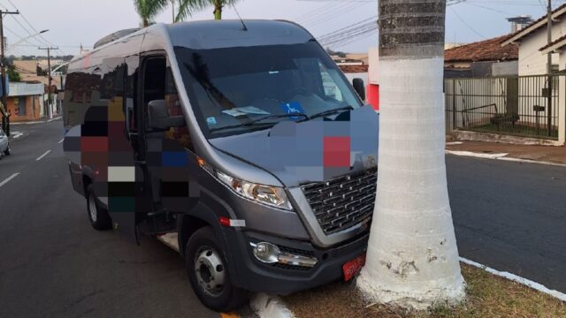 Micro-ônibus com atletas colide em palmeira no bairro São João, em Catalão