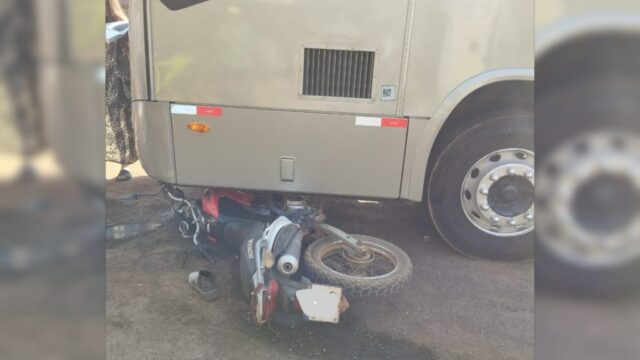Motorista de ônibus é ferido no abdômen com vergalhão por marido de vítima de acidente em Pires do Rio