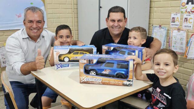 Comemoração do Dia das Crianças em Ouvidor presenteia cerca de 1000 alunos da rede municipal