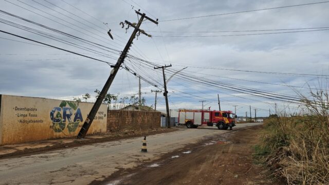 Caminhão derruba poste e deixa moradores de Vila Maria sem energia elétrica em Catalão