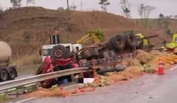 Motorista morre após caminhão carregado de melancia capotar na BR-050 em Araguari