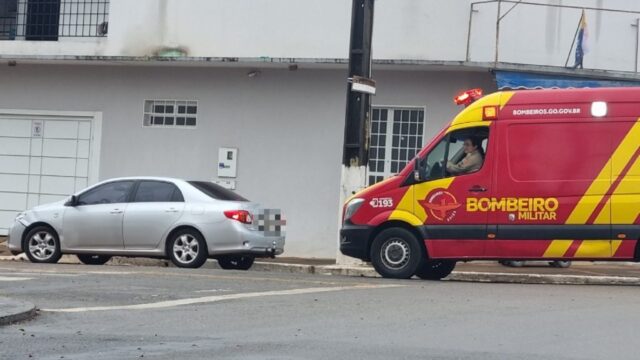 Colisão entre carro e moto em cruzamento deixa homem ferido, em Catalão