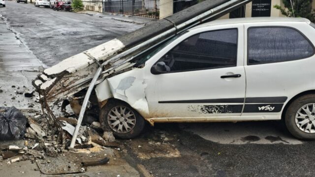 Motorista perde controle do veículo e atinge poste, causando queda de energia em Catalão; VÍDEO