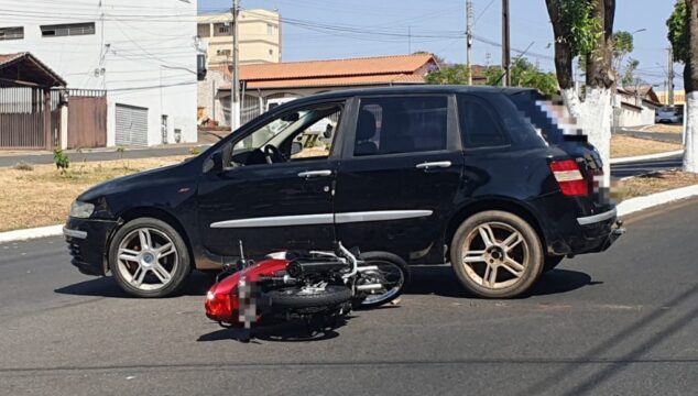 Mulher fica ferida após colisão entre carro e moto em avenida de Catalão