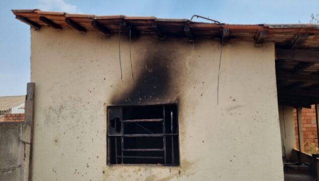 Incêndio atinge residência abandonada no bairro Pontal Norte, em Catalão