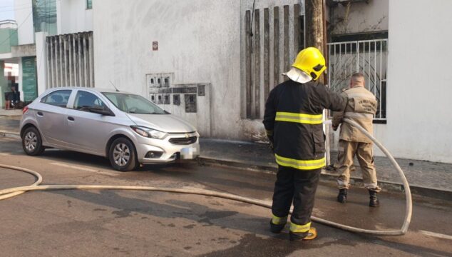 Transformador de energia pega fogo e incêndio atinge veículo estacionado em Catalão