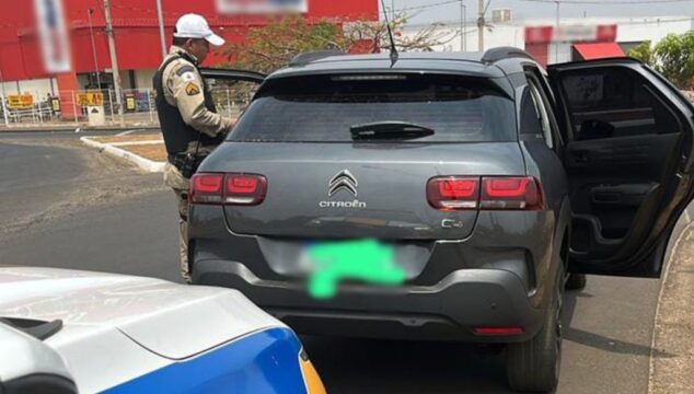 Homem negocia carro clonado com o pai idoso, que é preso dirigindo o veículo na BR-050, em Uberlândia