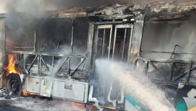Ônibus pegam fogo e ficam destruídos no Terminal Santa Luzia em Uberlândia