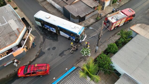 Ônibus do transporte coletivo é incendiado no Bairro Morumbi em Uberlândia