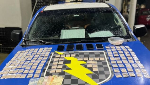 CPU e Força Tática prendem dois suspeitos por tráfico de drogas no bairro Evelina Nour, em Catalão