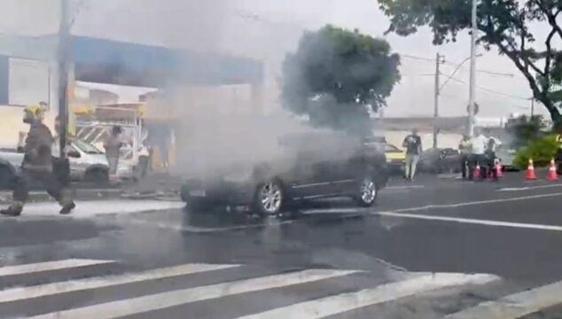 Carro pega fogo próximo ao Terminal Central, em Uberlândia