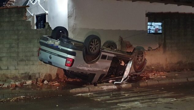 Veículo capota e atinge muro de residência no bairro Ipanema, em Catalão