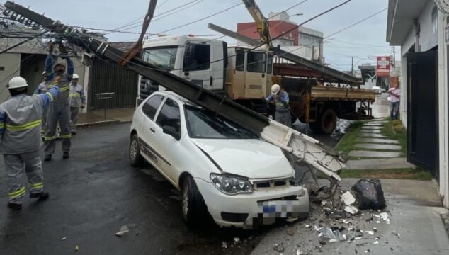 Equatorial Goiás trabalha para normalizar fornecimento dos clientes afetados, após carro colidir com poste em Catalão