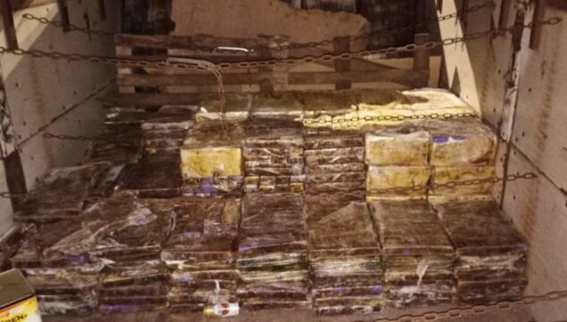 PRF apreende quase três toneladas de maconha e motorista de carreta bitrem é preso na BR-050 em Uberaba