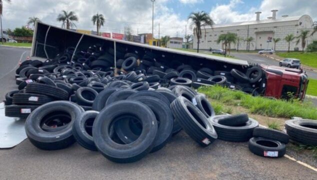 Caminhão carregado com 18 toneladas de pneus tomba na via de acesso à BR-050, próximo à Rondon Pacheco em Uberlândia