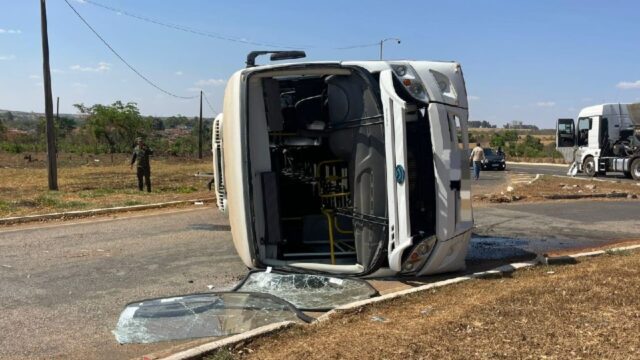 Dois militares do Exército ficam feridos em acidente com micro-ônibus em Ipameri, GO