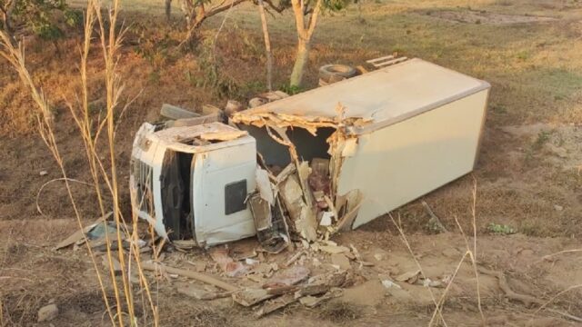 Motorista fica ferido após caminhão baú tombar na GO-330 em Ipameri