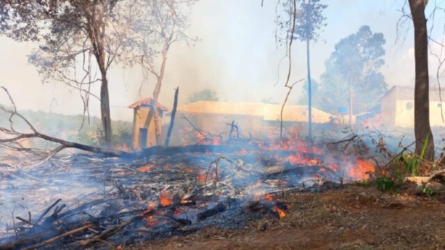 Bombeiros de Catalão combatem incêndio em área rural no município de Três Ranchos