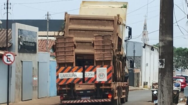 Carreta transportando caminhão basculante rompe fiação de internet em Catalão