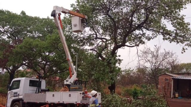 Equipes da Equatorial Goiás atuam intensamente nos atendimentos após tempestade que atingiu Catalão e região nesta semana
