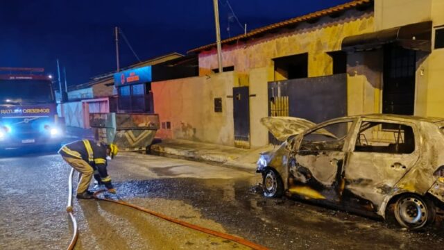 Incêndio consome carro em Ipameri e mobiliza bombeiros na madrugada deste domingo