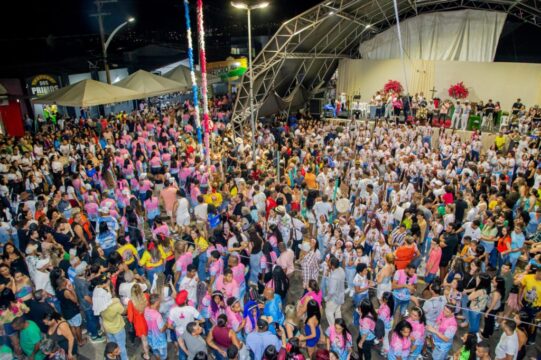 Multidão Acompanha o Levantamento da Bandeira na Festa do Rosário de Catalão – Por Lucas Machado