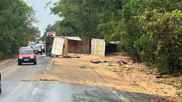 Motorista fica gravemente ferido após carreta tombar na GO-020 entre Palmelo e Pires do Rio
