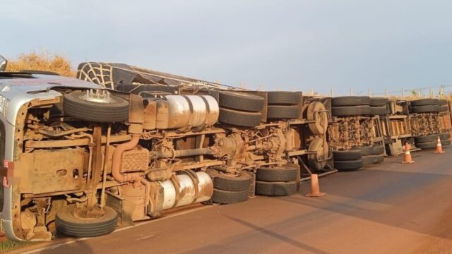 Carreta carregada com fardos de algodão tomba no km 283 da BR-050 em Catalão