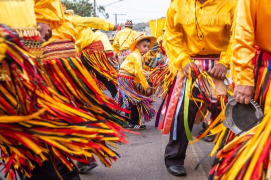 Com Energia das Congadas, Festa do Rosário 2024 é Encerrada com a Entrega da Coroa – Por Lucas Machado