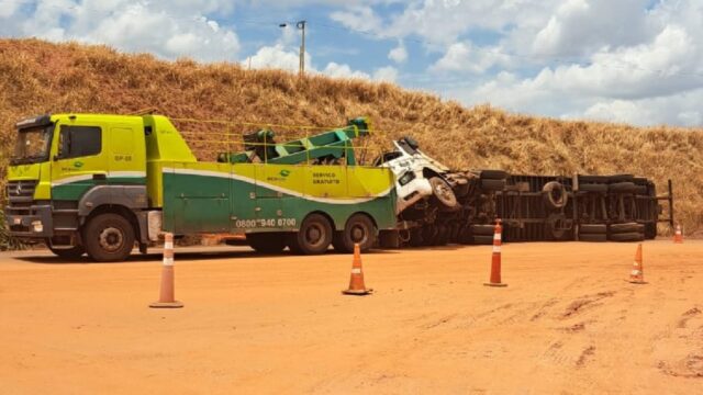 Mais um tombamento de carreta é registrado no km 283 da BR-050 em Catalão