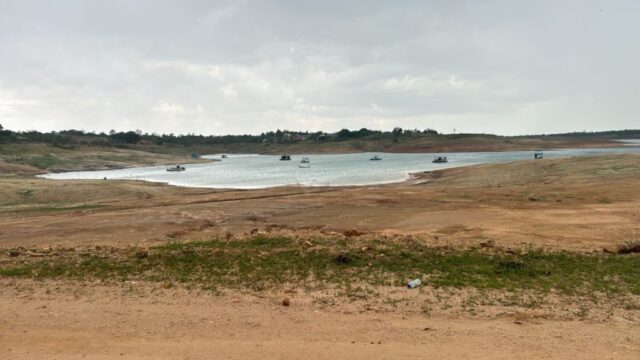 Cinco pessoas são resgatadas após naufrágio de embarcação no Lago Azul, em Três Ranchos