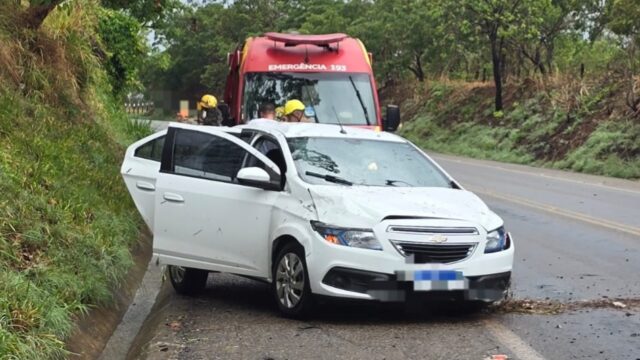 Carro sai da pista e colide contra barranco na GO-210, deixando feridos em Catalão