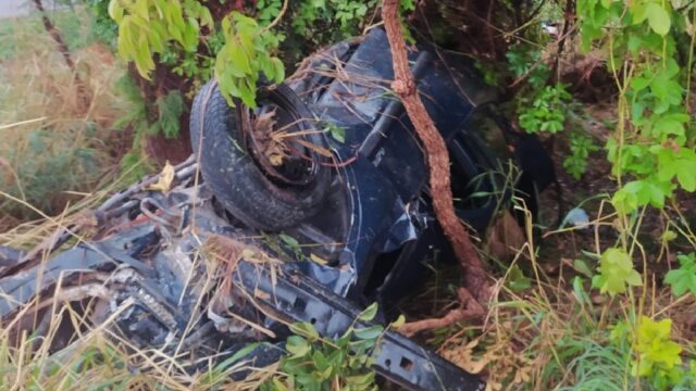 Motorista dorme ao volante e capota carro na BR-050 em Campo Alegre de Goiás