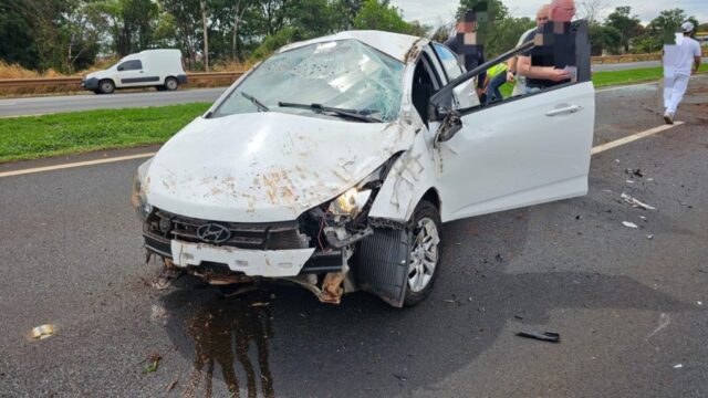 Motorista fica ferida após capotamento na BR-050, em Araguari