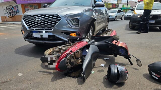 Mulher fica ferida após colisão entre carro e moto em Catalão
