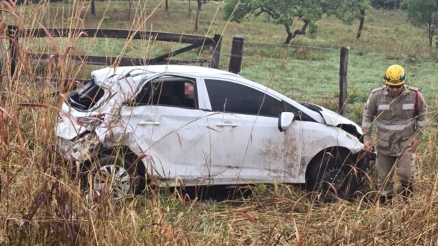 Acidente deixa mulher ferida após carro capotar na GO-330, em Catalão