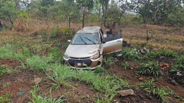 Motorista sai ileso após veículo sair da pista na GO-330 em Catalão