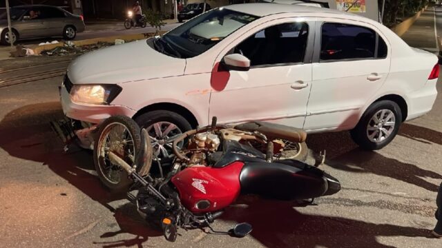 Entregador de delivery fica ferido em colisão entre carro e moto no Centro de Catalão
