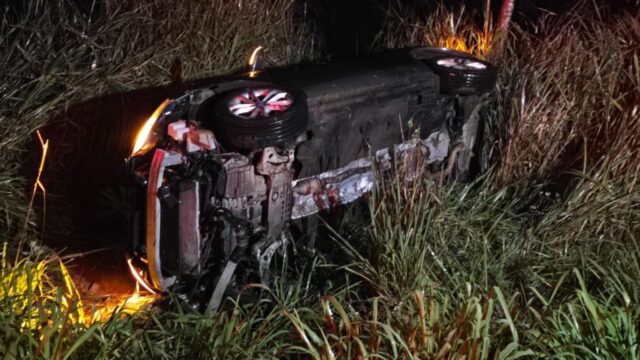 Carro sai da pista e tomba na GO-330 durante forte chuva entre Catalão e Ouvidor